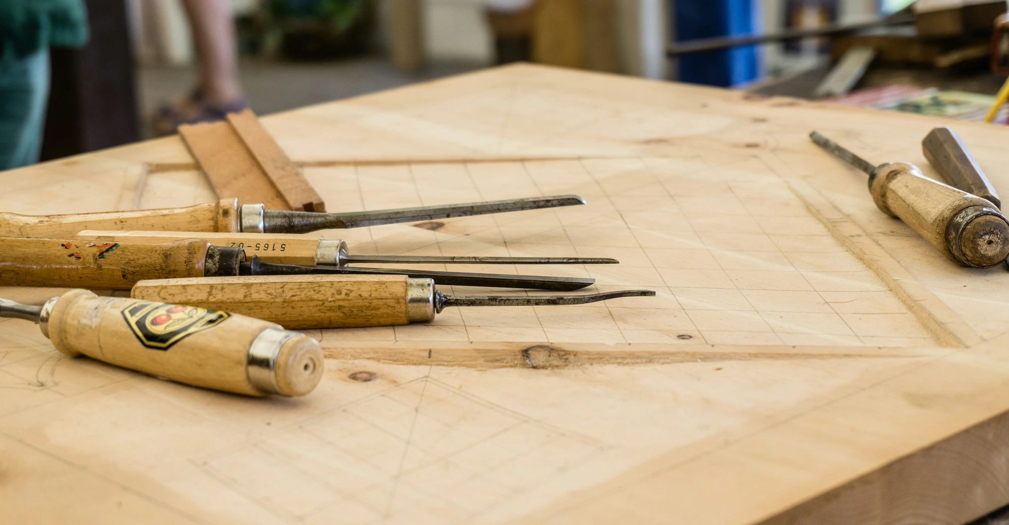 Outils du charpentier — ciseaux à bois sur l'établi, tracé d'épure