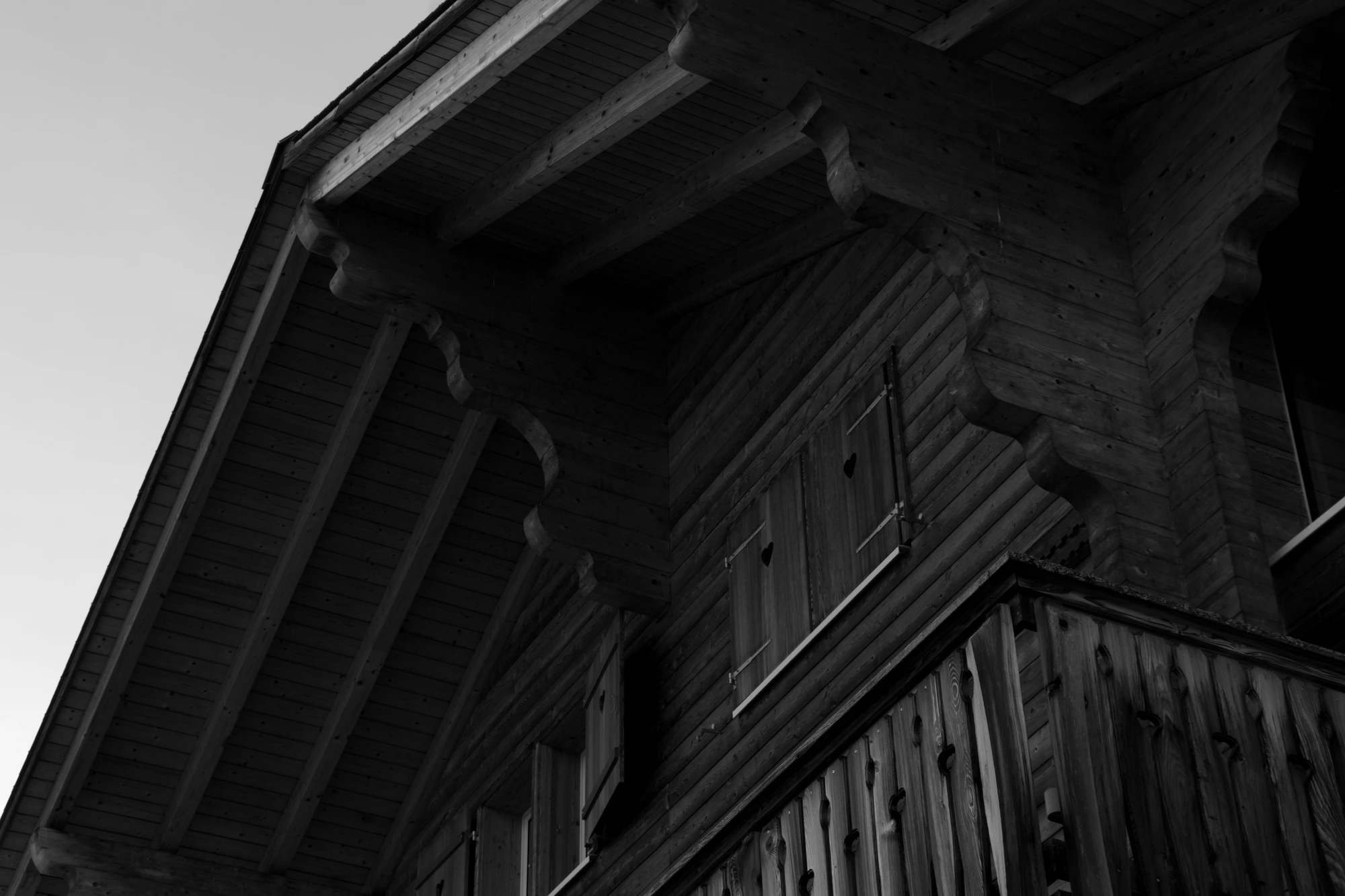 Chalet en bois ancien, vue en contre-plongée — charpente traditionnelle