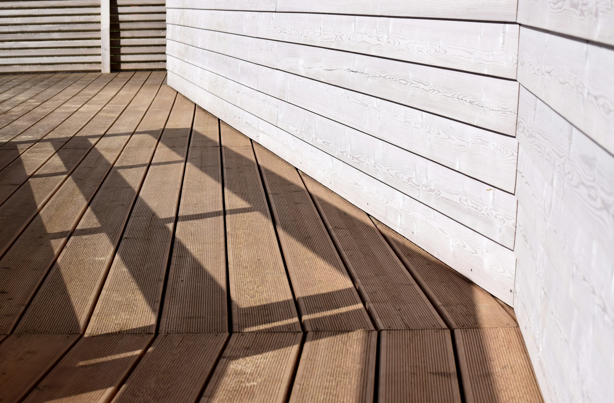 Terrasse bois — lames en pin et bardage clair
